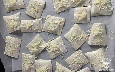 Посыпаем чипсы тертым сыром и отправляем в духовку на 5 минут.