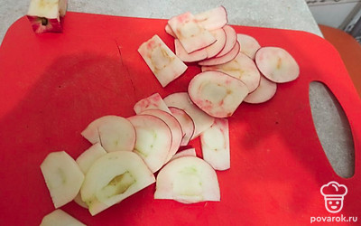 Яблоки помойте, порежьте тонкими кусочками.