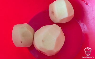 Картошку почистить, нарезать на тонкие пластинки ножом, овощечисткой или специальной теркой.