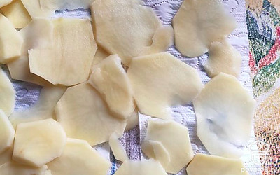 Выложить пластинки на бумажную салфетку, чтобы избавиться от лишней влаги.