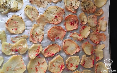 Отправить в разогретую до 180 градусов духовку на 20 минут. После приготовления ещё горячими снять с противня, выложить в тарелку.