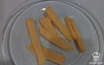 Порежьте сыр в тарелку.
