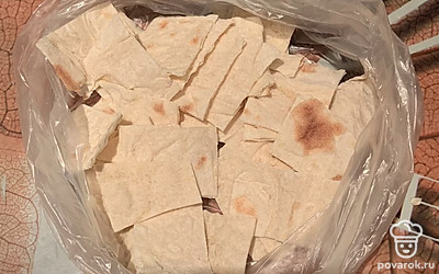 Лаваш нарезать небольшими квадратами.