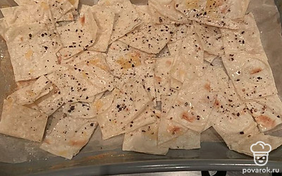 Смазать кусочки чесночным маслом, посолить и поперчить. Отправить в разогретую до 160 градусов духовку на 15 минут. 