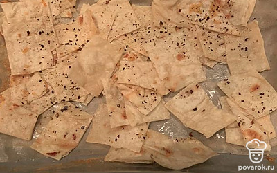 Дождаться, пока чипсы остынут, и переложить в удобную посуду.