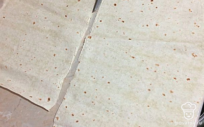 Разрежьте листы лаваша на прямоугольники или квадраты (красивее на треугольники).