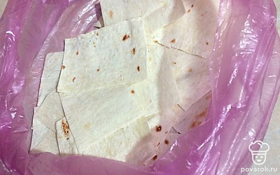 Положите кусочки лаваша в пакет, засыпьте ваши любимые специи (у меня базилик и розмарин), добавьте соль (не переборщите, некоторые специи уже с солью) и растительное или оливковое масло.