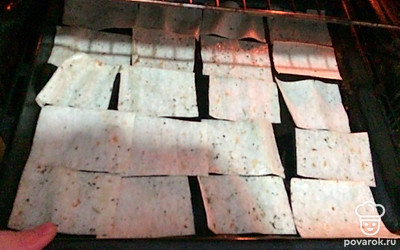 Разложите каждый кусочек на противень и выпекайте минут 10-15 при 180 градусах.