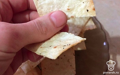 Готовые чипсы можно подавать сразу с соусом на блюде, а можно засыпать в пустую пачку из-под начос из магазина и удивить друзей. Приятного аппетита!