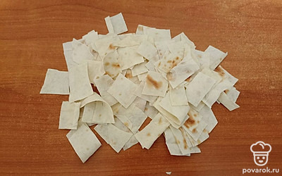 Лаваш нарежьте на произвольной формы кусочки. 