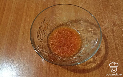 Смешайте в тарелке растительное масло с сушеным чесноком и смесью перцев.