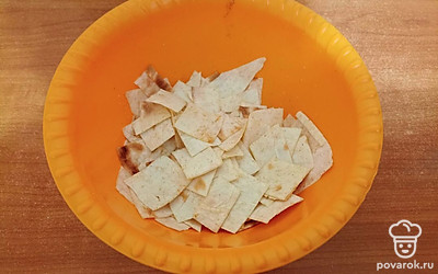 Натрите приготовленной смесью чипсы из лаваша.