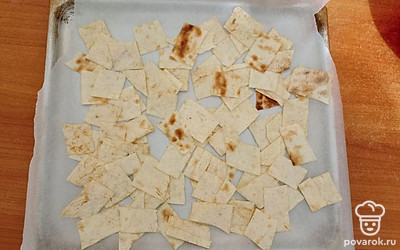 Выложите чипсы на противень, покрытый пергаментной бумагой, и поставьте выпекаться в духовку, разогретую до 200 градусов, на 5 минут.