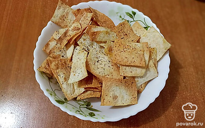 Готовые чипсы можно сверху посыпать смесью перцев, сушеным укропом или прованскими травами.