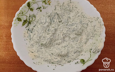 Смешайте сметану с мелко порезанным укропом и добавьте щепотку соли.