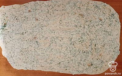 Лаваш смажьте сметанно-укропной смесью.