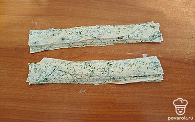 Разверните пластинки и уложите друг на друга, чтобы лаваш пропитался с двух сторон.