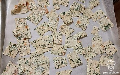 Нарежьте лаваш в произвольной форме и выложите на противень, покрытый пергаментной бумагой. Поставьте выпекаться в духовку, разогретую до 200 градусов на 5-7 минут.