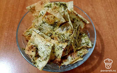 Посыпьте готовые чипсы смесью перцев, так их вкус станет более пикантным.