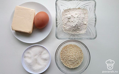 Масло и белок положите в неглубокую тарелку. Муку высыпите в миску. Сахар и кунжутные семена поместите в пиалы.