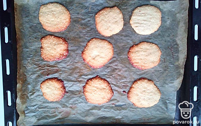 Кунжут обжарьте на сковородке и остудите, масло растопите и остудите. Яичный белок взбейте до пены, добавьте сахар и взбивайте до растворения сахара. Добавьте просеянную муку, растопленное масло и замешайте тесто. Добавьте в тесто поджаренный кунжут. Выложите тесто на противень, выстеленный пергаментом, и разравнивайте в тонкий пласт. Вилку смочите в воде. Выпекайте при температуре 200 градусов около 10 минут.