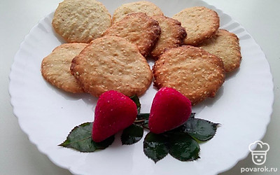 Готовое блюдо выложите на тарелку, а рядом с ними положите листья мяты и добавьте пару ягод клубники.