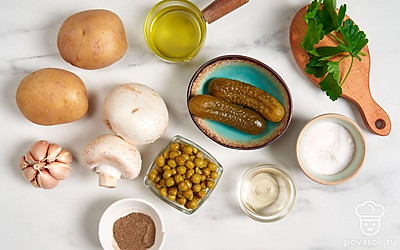 Помойте картошку и шампиньоны. Удалите у грибов темные пятна и почерневшее основание ножки. Ополосните чеснок и петрушку. Почистите чеснок.