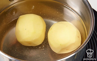 Выложите картошку в кастрюлю. Залейте холодной водой. Поставьте на огонь и доведите до кипения. Варите 20-25 минут до готовности. Картошку остудите, почистите. Нарежьте кубиками.