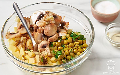 Выложите в салатник картошку и жареные грибы. Добавьте огурцы, петрушку и горошек. Влейте остатки масла и винный уксус. Посолите и поперчите по вкусу. Перемешайте салат.