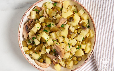 Подавайте вегетарианский оливье сразу после приготовления.