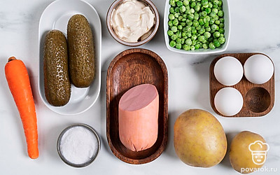 Вымойте картофель и морковь. Помойте и обсушите яйца. Разморозьте зеленый горошек. Подготовьте подходящую посуду для варки.