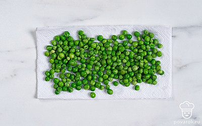 Переложите горошек в холодную воду на 2 минуты. После этого выложите на бумажное полотенце и обсушите.