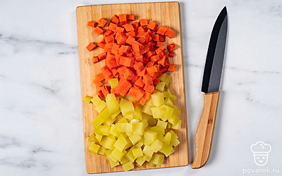 Нарежьте морковь и картофель небольшими кубиками. То же самое проделайте с очищенными яйцами.