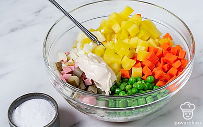 Добавьте в салат майонез и соль по вкусу. Хорошо перемешайте.