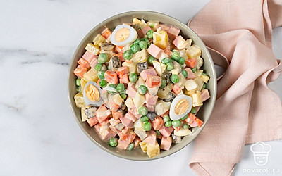 Разложите «Оливье» со свежим горошком по глубоким бокалам или креманкам. Украсьте каждую порцию дольками перепелиных яиц, а затем подайте салат на стол.