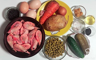В кастрюле отварите яйца, морковь с картофелем. Очистите от кожуры, скорлупы. Порежьте небольшими кубиками, а также порежьте кубиками огурцы с луком. Очистите чеснок от шелухи, натрите на мелкой терке. По списку подготовьте остальные ингредиенты.