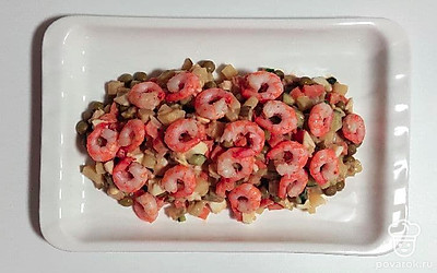 Возьмите сковороду, налейте немного масла, разогрейте на плите. Тем временем извлеките креветки от панциря, обжарьте их немного на сковороде. Возьмите неглубокую емкость, поместите в нее овощи, добавьте все специи по списку, остальные ингредиенты.