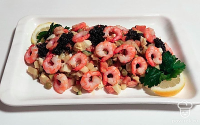 Подавайте блюдо сразу после приготовления, перед подачей украсьте салат свежей зеленью, полейте салат лимонным соком.