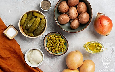 Картофель и морковь отварите до полной готовности, а затем остудите и очистите от кожуры. Лук очистите от шелухи и помойте. Зелень для подачи промойте и просушите. Шампиньоны оботрите салфеткой, чтобы убрать грязь. Подготовьте сковороду.