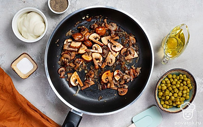 Пожарьте лук и грибы. В сковороду влейте немного растительного масла, поставьте ее на огонь разогреваться. Шампиньоны нарежьте небольшими кусочками, а лук — полукольцами или мелкими кубиками. Когда масло нагреется, выложите ингредиенты на сковороду. Обжаривайте их до готовности, периодически помешивая, а затем снимите с огня.