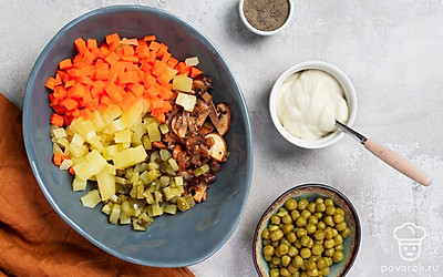 Приготовьте блюдо. Все подготовленные ингредиенты, включая шампиньоны и лук, переложите в глубокую миску, а затем аккуратно перемешайте. Заправьте готовый салат постным майонезом, солью и перцем по вкусу, а после еще раз хорошо перемешайте.