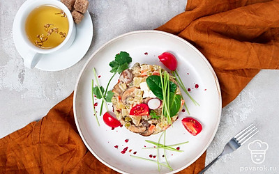 Подавайте оливье с грибами в красивом салатнике, украсив его веточками петрушки и укропа. Чтобы подача смотрелась еще интереснее, переложите салат в порционные пиалы и подайте отдельно каждому гостю.