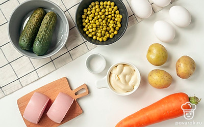 Подготовьте необходимые продукты. Яйца отварите вкрутую, остудите, почистите. Картофель и морковь вымойте щеткой, отварите до готовности, почистите. Откройте баночку с зеленым горошком, слейте жидкость. Петрушку для подачи вымойте, обсушите на бумажных полотенцах, отделите листики от стебля.