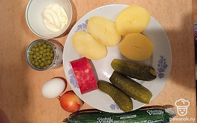 Подготовьте все ингредиенты. Картошку и яйца отварите.