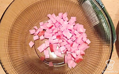 Нарежьте ветчину кубиками, выложите в салатник.