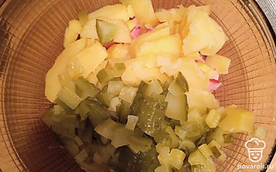 Добавьте нарезанные кубиками огурцы и картошку.