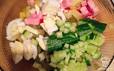 Затем добавьте свежий огурец и яйцо.