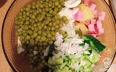 В конце добавьте горошек и мелко нарезанный репчатый лук.