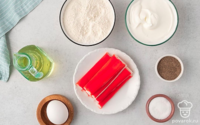 Разморозьте крабовые палочки. Просейте муку. Помойте куриное яйцо.