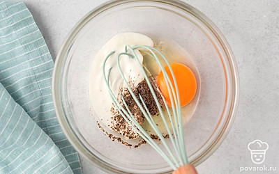 Смешайте в миске при помощи венчика куриное яйцо со сметаной, солью и черным молотым перцем.